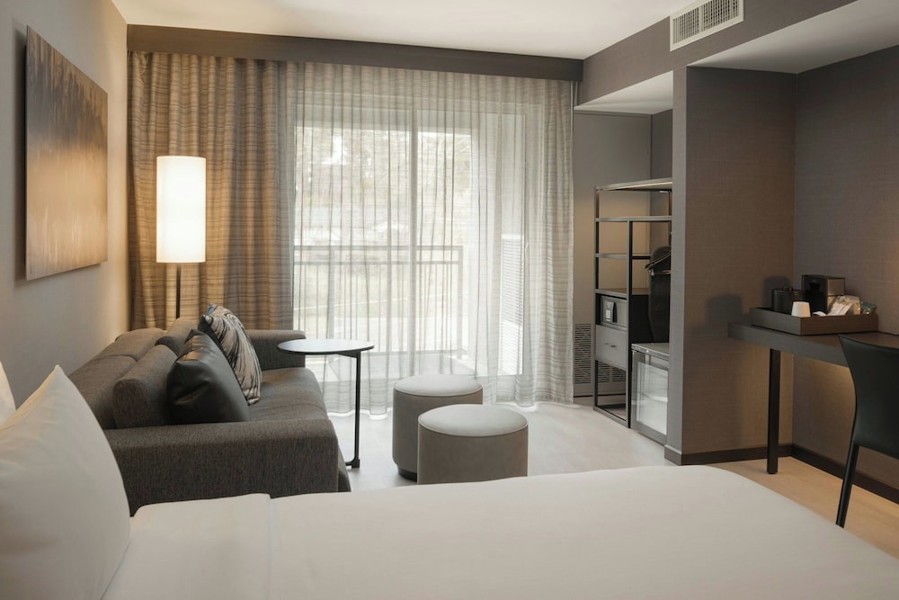 Holiday Inn & Suites Asheville Biltmore Village Area - photo 29