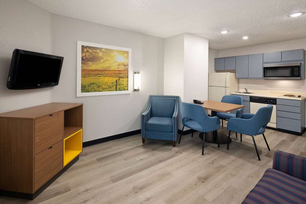Days Inn & Suites by Wyndham Green Bay WI. - photo 27