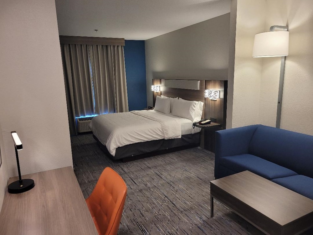 Holiday Inn Express & Suites Starkville by IHG - photo 12