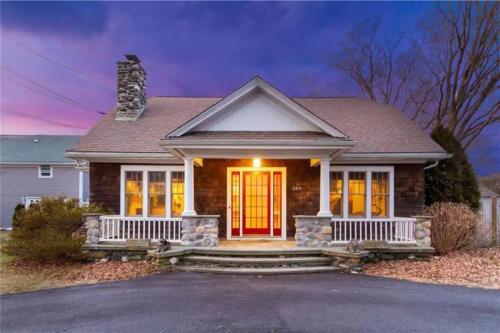 Middletown Bungalow RIBryan Property — 4-Star Luxury Hotel in Middletown, United States