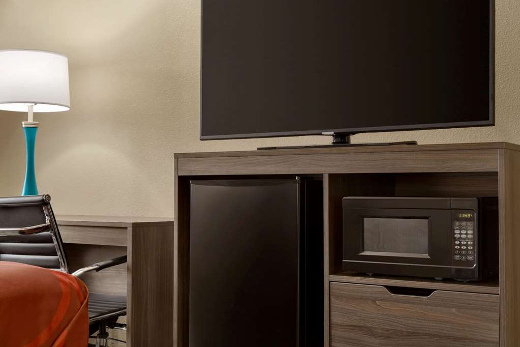 Super 8 by Wyndham San Antonio Airport North - photo 17