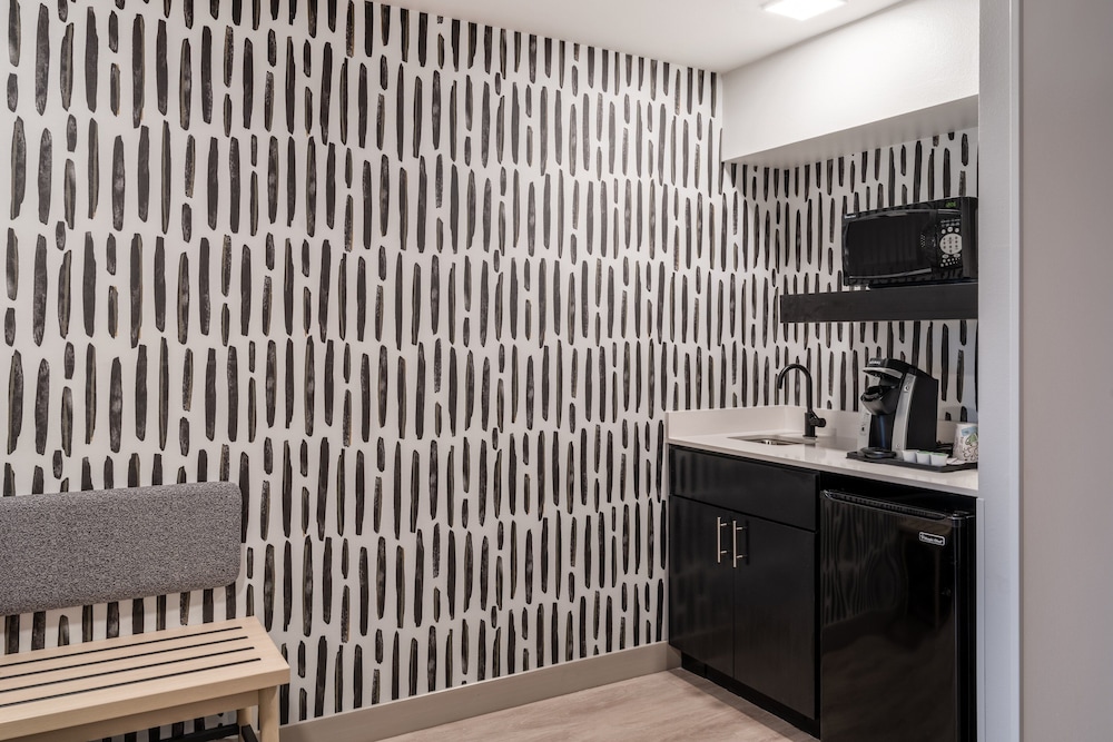 Atwell Suites Austin Airport by IHG - photo 12