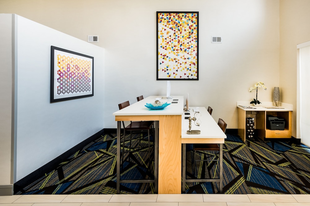 Holiday Inn Express Suites Charlotte Arpt Belmont By Ihg — Belmont