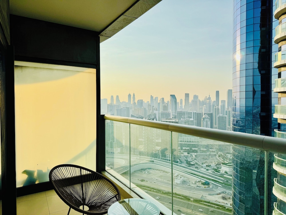 Luton Vacation Homes Damac Paramount 2BR High Floor Business Bay Dubai 61AB06 — 4-Star Luxury Hotel in Dubai, United Arab Emirates