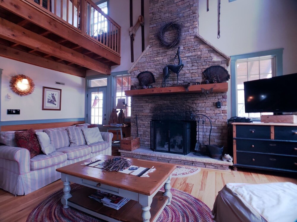 Hemlock Lodge — 4-Star Luxury Hotel in Davis, United States