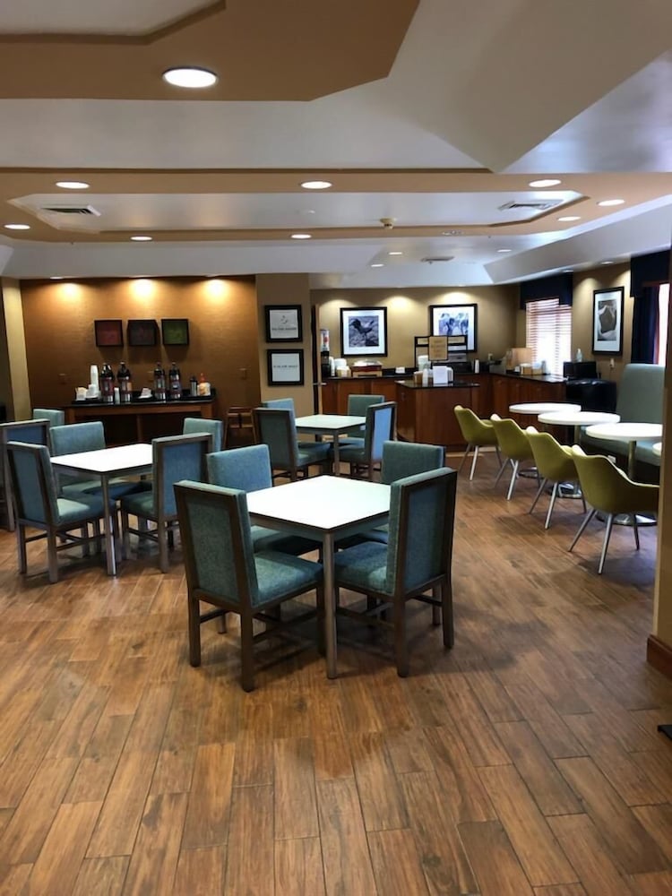 Hampton Inn Hutchinson - photo 78