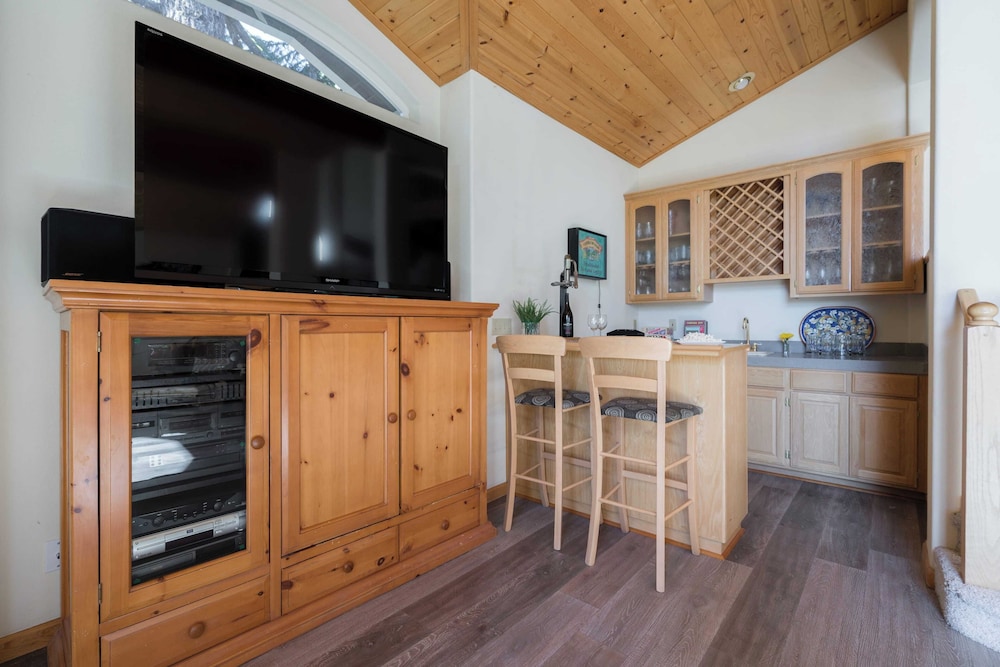 Sparrow by Avantstay Modern Mountain Retreat w Hot Tub Pool Table & Games - photo 13