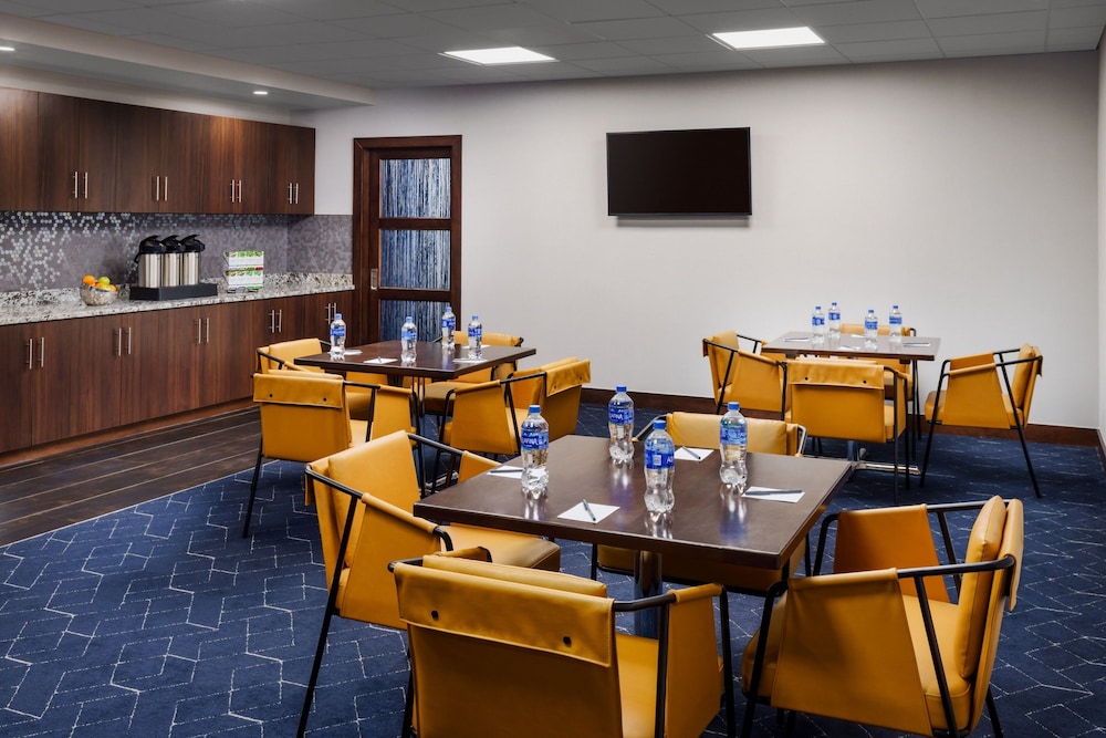 Courtyard by Marriott Manchester Boston Regional Airport - photo 40