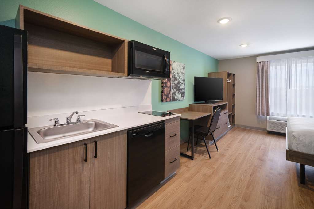 ECHO Suites Extended Stay by Wyndham Indianapolis AmeriPlex - photo 23
