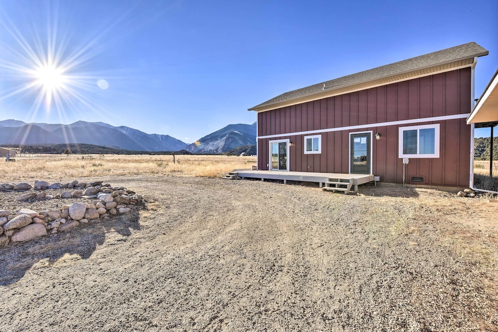 Near Hikes and Arkansas River Mtn View Getaway — hotel in Buena Vista