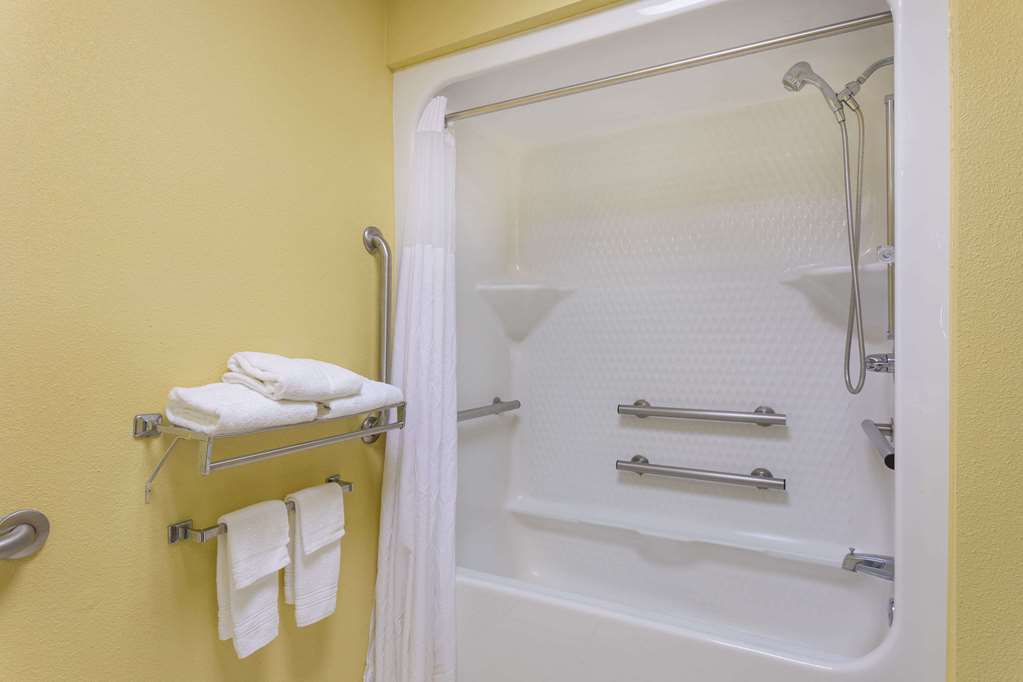 Baymont by Wyndham Fayetteville - photo 7