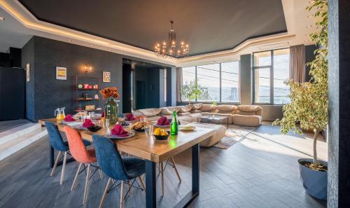 Entire House Cityscape Retreat: The View