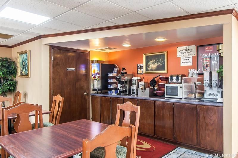 Econo Lodge Cleveland - photo 3