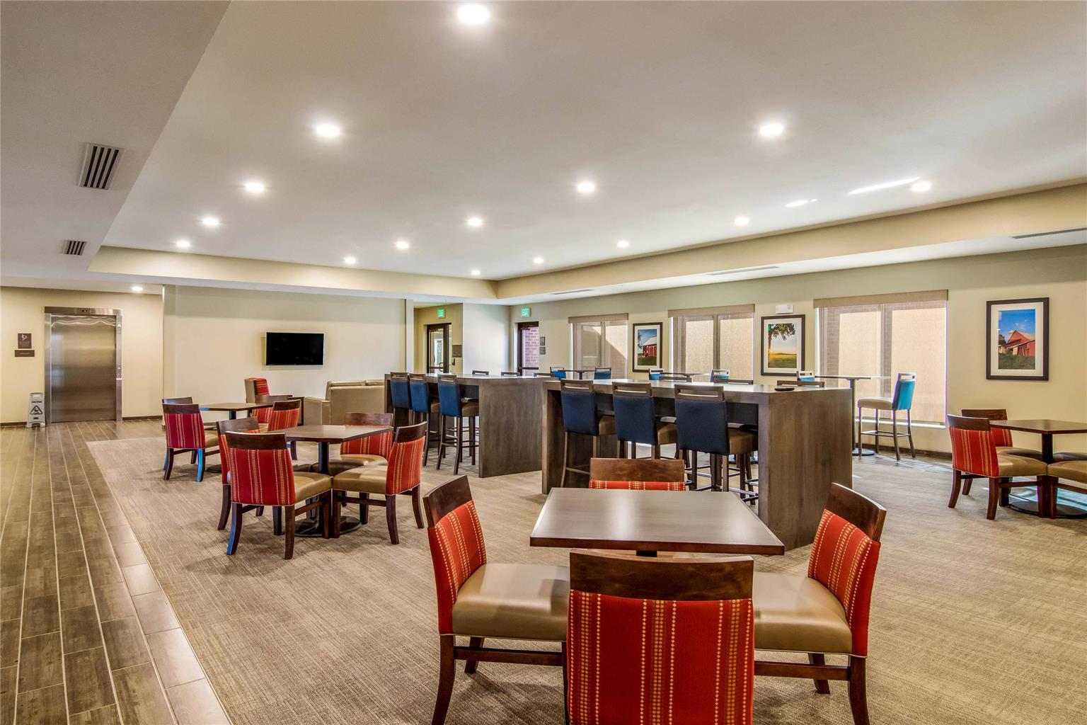Comfort Suites Brunswick Town Center - photo 36