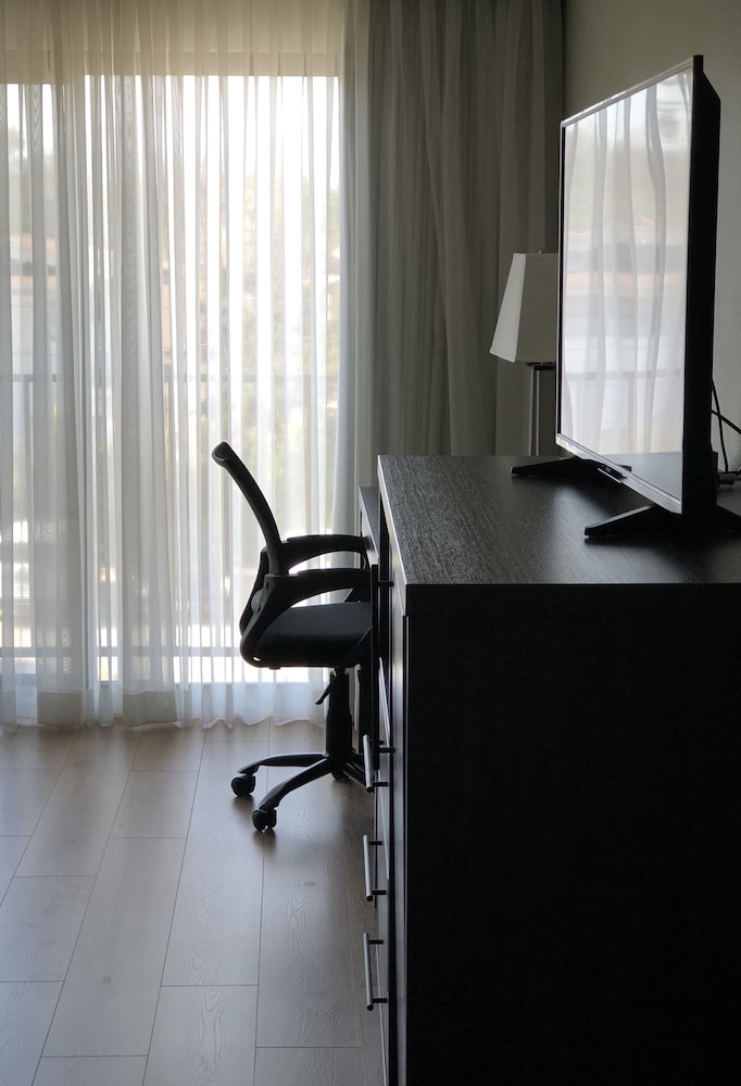 GreenTree Inn & Suites Alhambra - photo 20