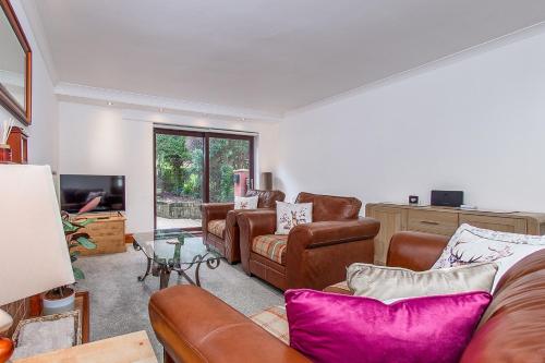 Courtyard Cottage with free onsite parking garden short flat walk to town