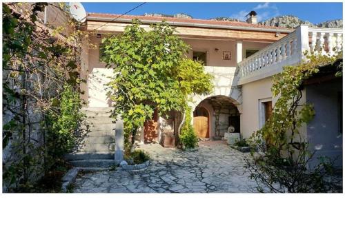 Katia - carbon neutral hotel in Unknown City