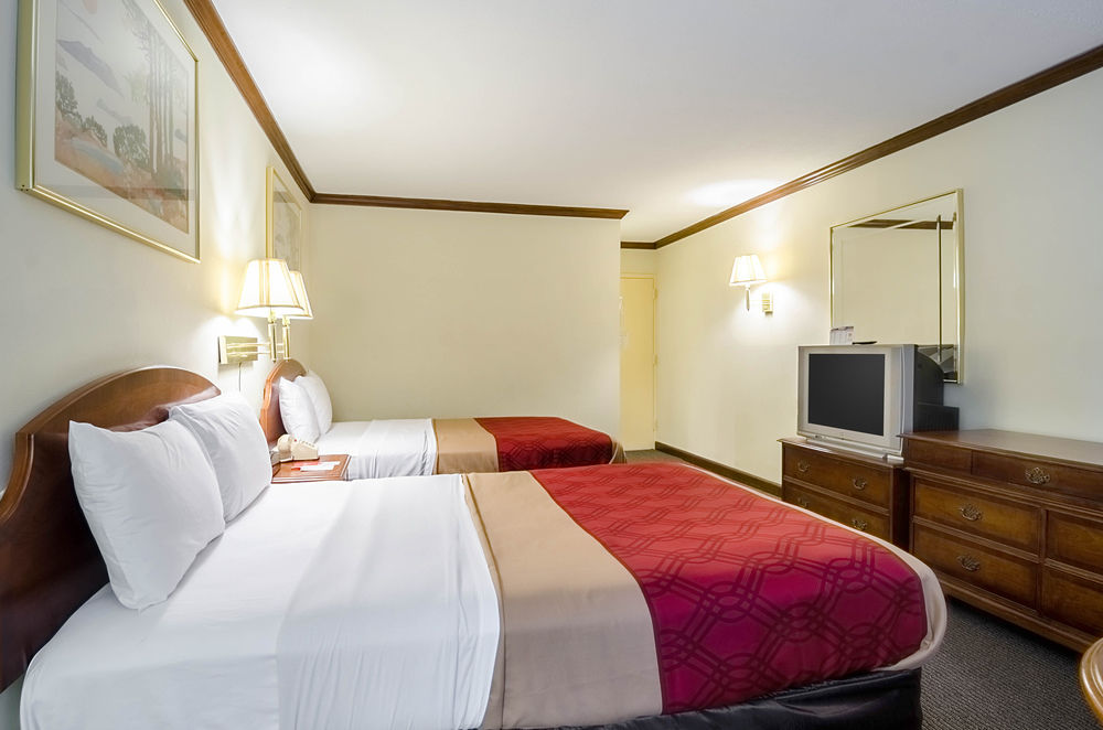 Econo Lodge Colonial - photo 28
