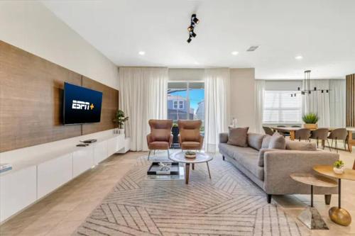 Luxurious 5BR w Pool Spa Game Room & BBQ Grill — 4-Star Luxury Hotel in Davenport, United States