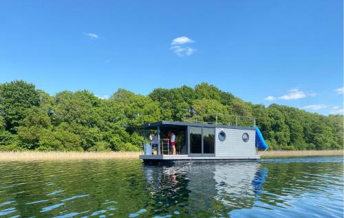 Cozy Ship In Zlocieniec With Lake View — hotel in Zlocieniec