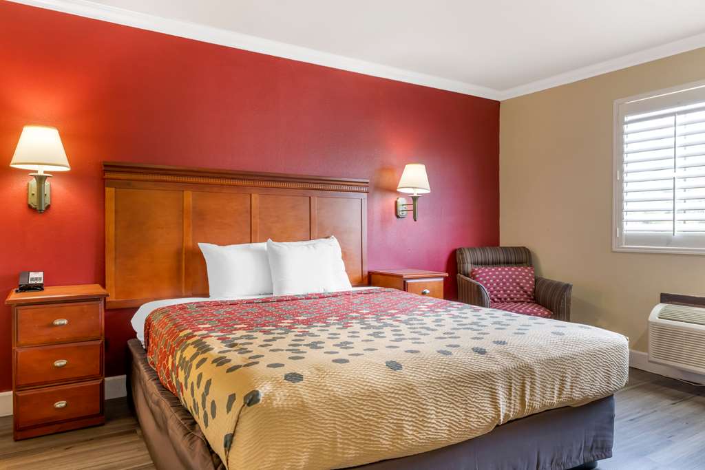 Econo Lodge Moreno Valley - photo 26
