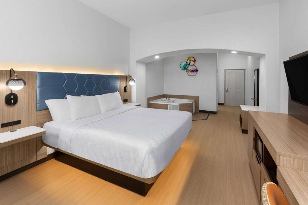 La Quinta Inn & Suites by Wyndham San Antonio Northwest - photo 41