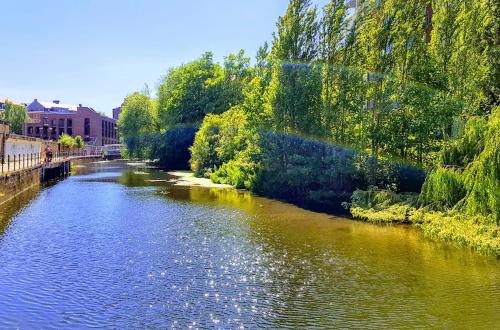 Cocoa River Quiet city centre close to the Shambles on the river two bed two bath allocated parking — 4-Star Luxury Hotel in York, United Kingdom