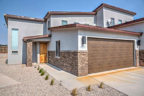 Upscale Moab Home with Red Rock Views and Hot Tub — 4-Star Luxury Hotel in Moab, United States