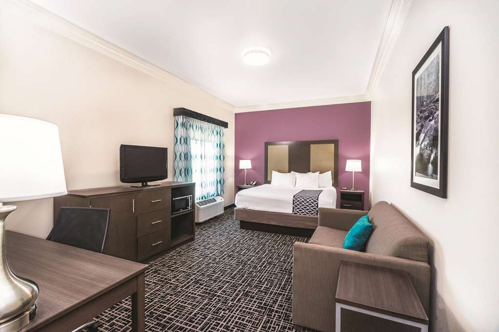 La Quinta Inn & Suites by Wyndham Loudon - photo 25