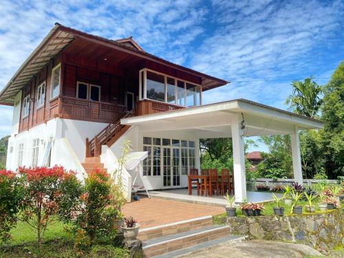 A Spacious Tropical 4 Bedrooms with Bathrooms Villa Marion Tomohon with the view of Gunung Lokon — 4-Star Luxury Hotel in Tomohon, Indonesia