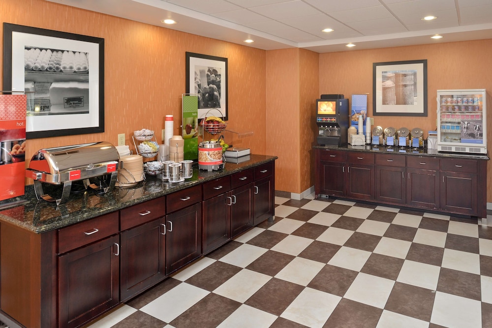 Hampton Inn Muscatine - photo 27