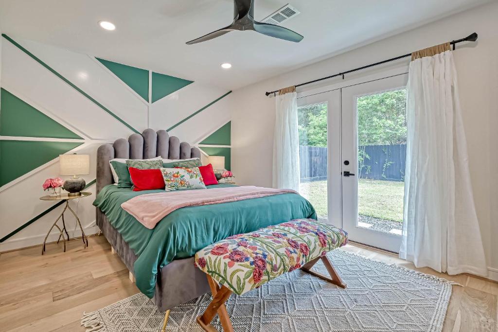 Spring Branch Paradise 4 BD Backyard Pool Oasis — 4-Star Luxury Hotel in Houston, United States