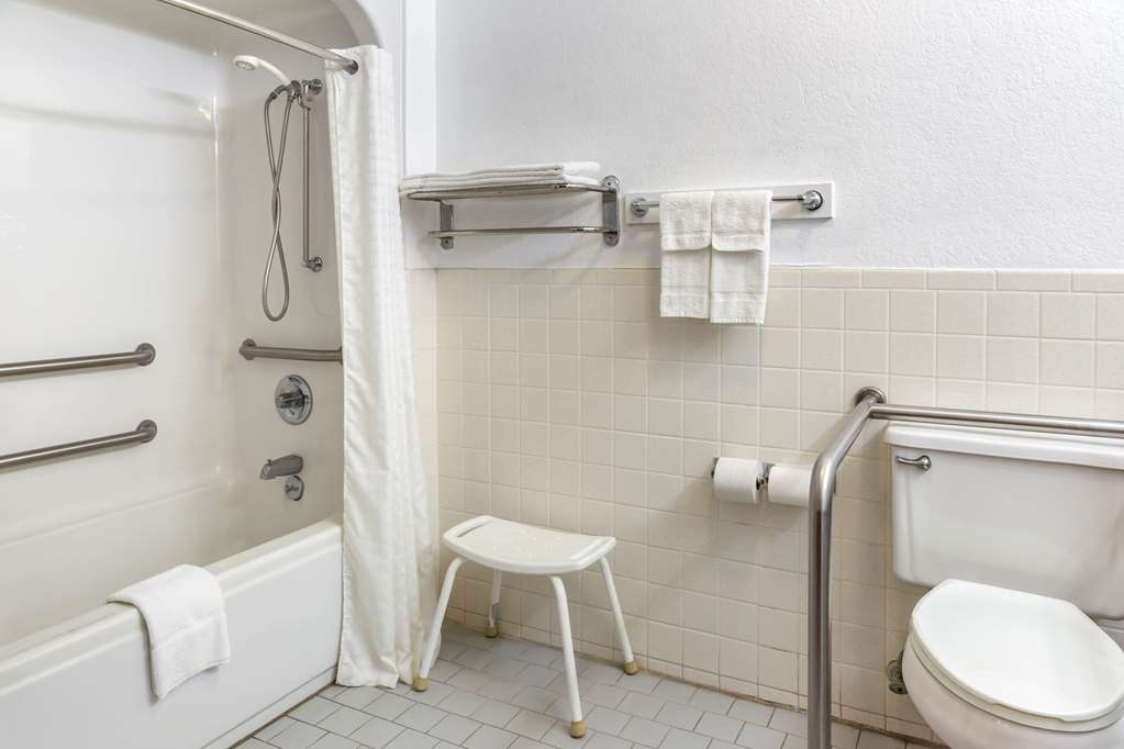 Econo Lodge Inn & Suites Albany North - photo 18