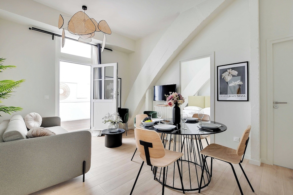 Magnificent Apartment 2br 6p Eiffel Tower — 4-Star Luxury Hotel in Paris, France