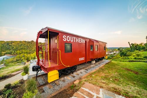 James Station Train Caboose with River Views — hotel in Lynchburg