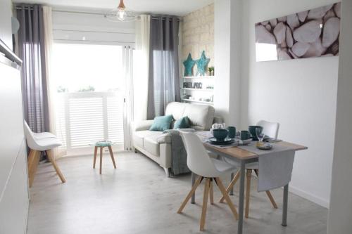 Fenêtre Sur Le Canal in Empuriabrava, Spain