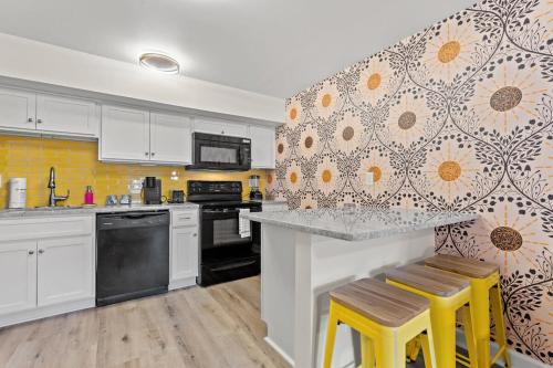 TreeHouse Lodge Walk to Beach Pet Friendly 305 — 4-Star Luxury Hotel in Myrtle Beach, United States
