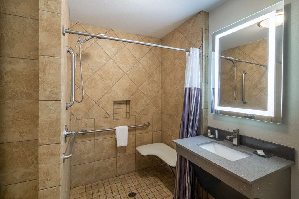 La Quinta Inn & Suites by Wyndham Prattville - photo 36