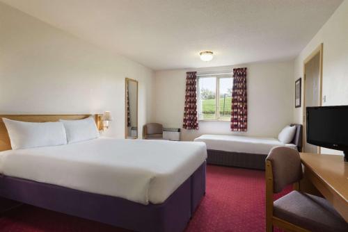 Days Inn by Wyndham Tewkesbury Strensham — hotel in Worcester
