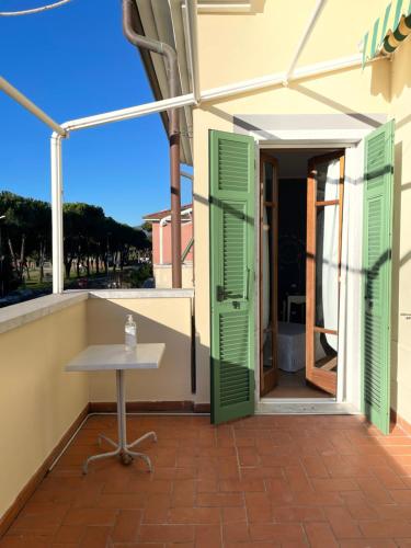 Elegante Camera Matrimoniale Con Balcone a 500 Mt Dal Mare — Carrara — photo 5
