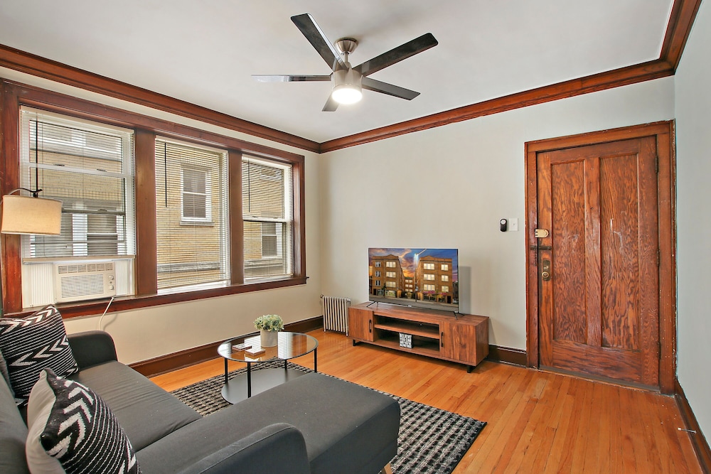 Warm & Inviting 2BR Apartment Fullerton 1B — 4-Star Luxury Hotel in Chicago, United States