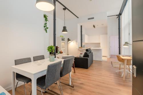 HoneyMoon Apartment — 4-Star Luxury Hotel in Sevilla, Spain