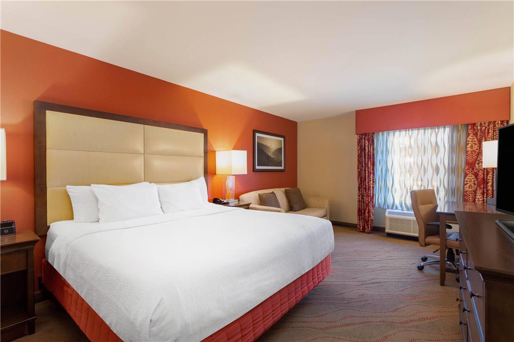 La Quinta Inn & Suites by Wyndham Pigeon Forge - photo 23