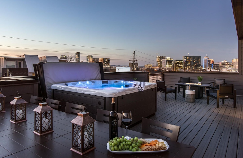 Urban Row Rooftop Hottub Heart of Gulch — 4-Star Luxury Hotel in Nashville, United States