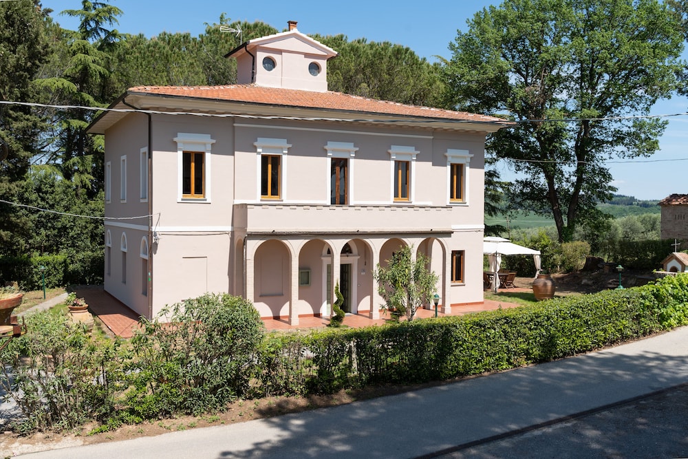 Villa Orsini Peccioli Villa storica ad uso esclusivo con piscina — 4-Star Luxury Hotel in Peccioli, Italy