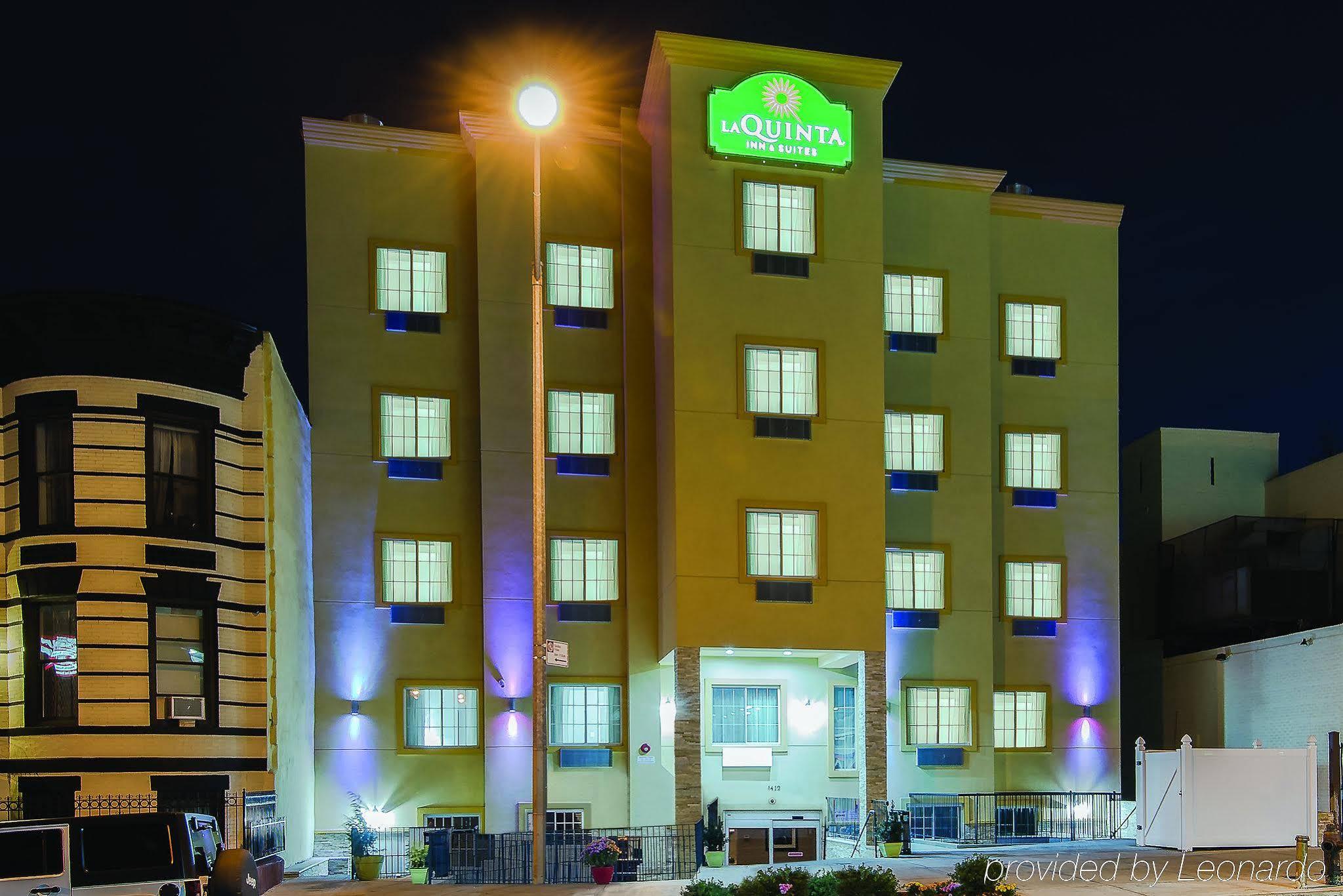 La Quinta Inn & Suites by Wyndham Brooklyn East - photo 3