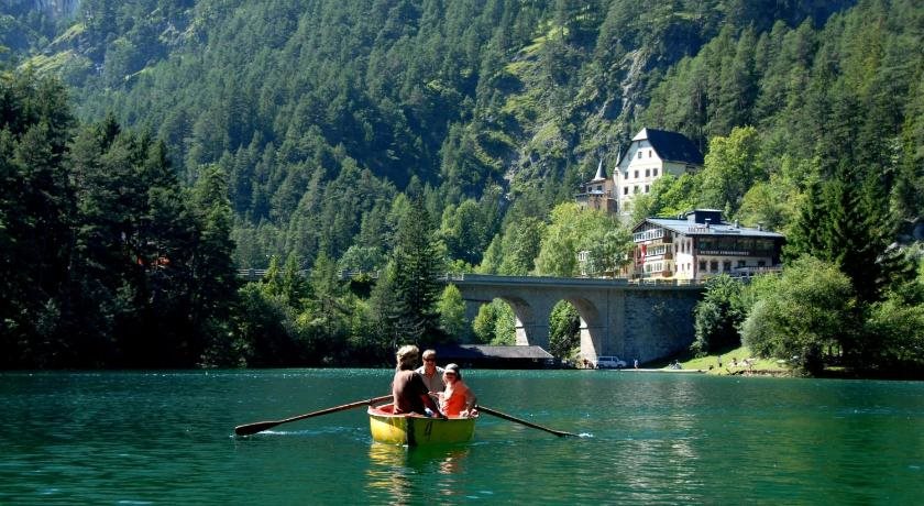 Schloss Hotel Fernsteinsee — hotel in Nassereith