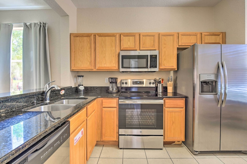 Cozy Resort Townhome w Gas Grill 3 Mi to Disney - photo 15