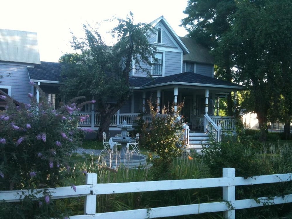 Weaverville Whitmore Inn - carbon neutral hotel in Weaverville