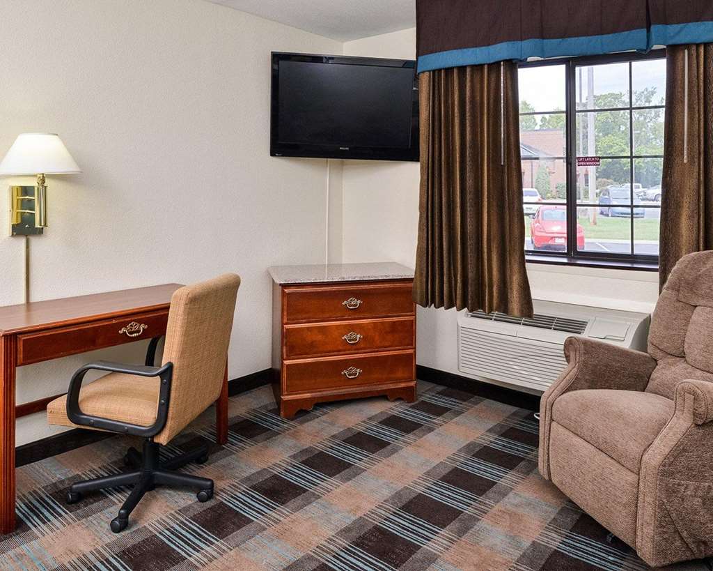 Econo Lodge Inn & Suites Shelbyville - photo 10